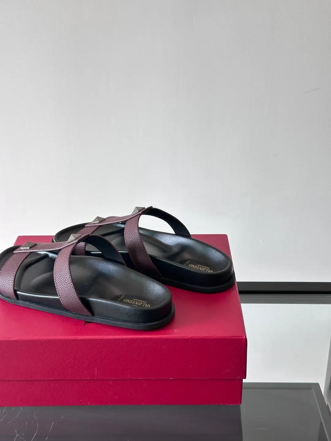 Men's shoes 💰p320 "VALENTINO" Valentino Men's 🧍‍♂️ Spring and summer new style metal rivet flat slippers, elegant sandals, the same style worn by celebrities, original molding, imported calfskin. Rubber outsole. Soft and durable, full set of counter packaging size: 39-44 (customized at 38.45.46)